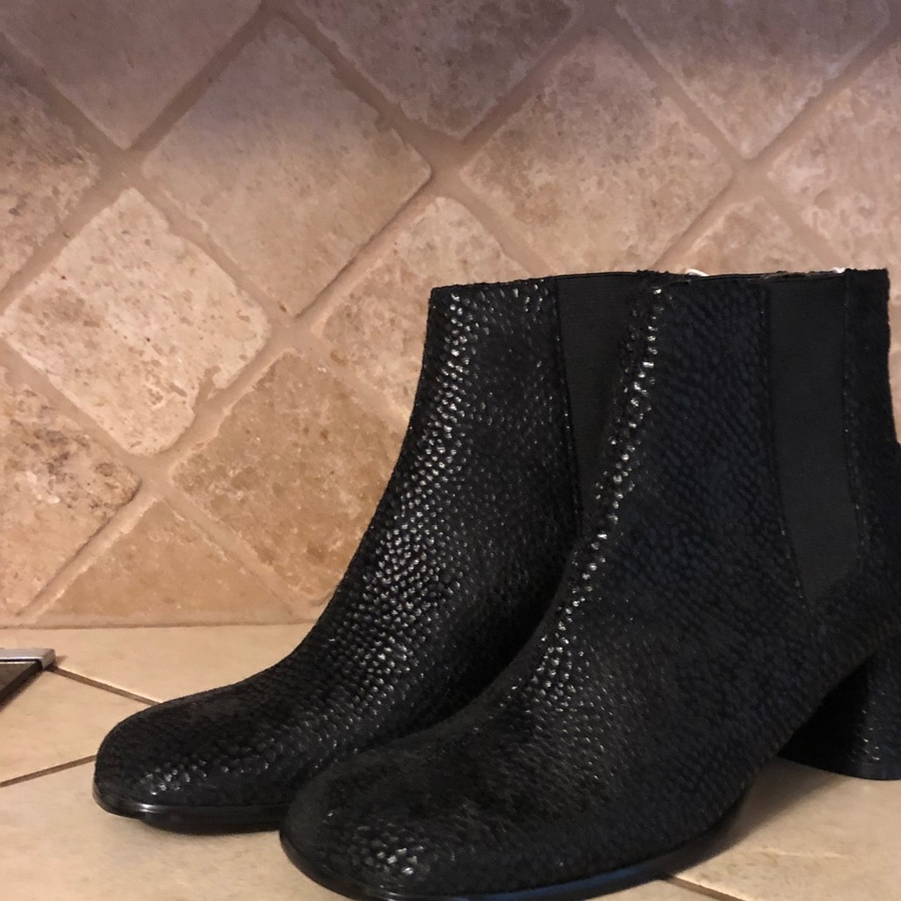 NWT Chinese Laundry Black Snake Booties